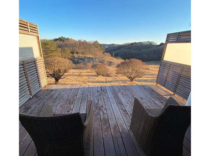 客室のウッドデッキからは雄大な山々を見渡せる(実際と多少異なる場合がございます)